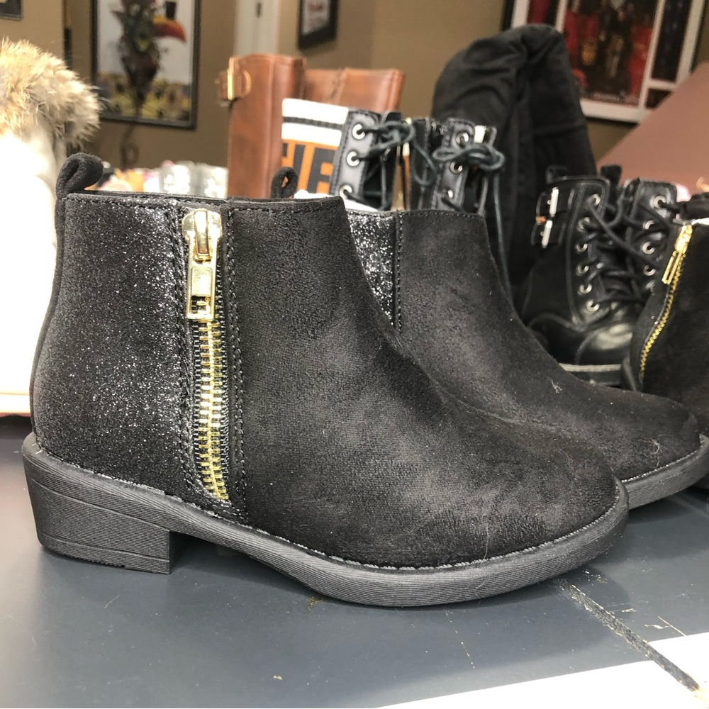 Black glitter heel bootie 
Never Worn
Size 10